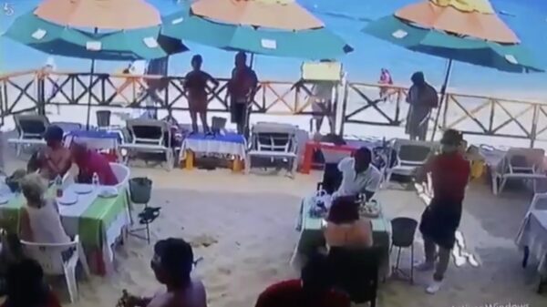 Op hol geslagen jetski crasht op het Mexicaanse terras van Cabo San Lucas