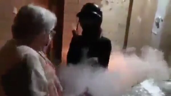 Oma met brandblusser redt Portland van het antifa-tuig