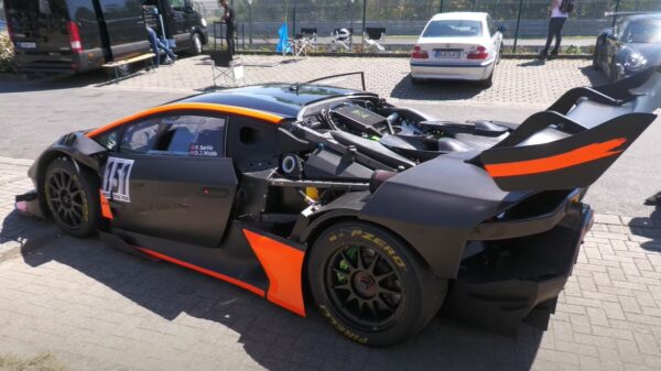 Een Zyrus LP1200 Lamborghini vliegt met gigantische snelheid over de Nürburgring
