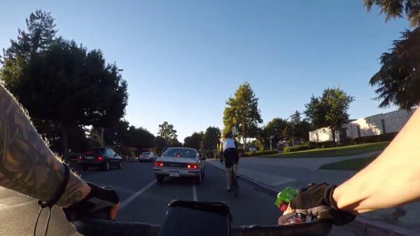 Wielrenner oeverloos voor l*l nadat hij automobilist op zijn plek zet