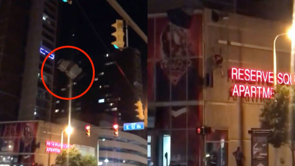 In het donker parachutespringen kan nog knap lastig zijn