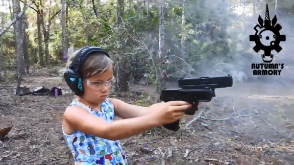 7-jarige Pistolen Paulientje showt even haar schietvaardigheid
