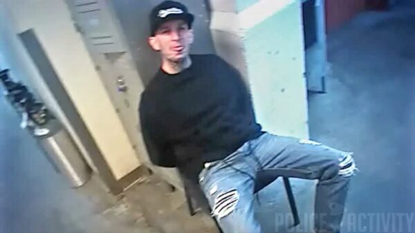 Verdachte spuugt naar agent en wordt meteen knock-out geslagen