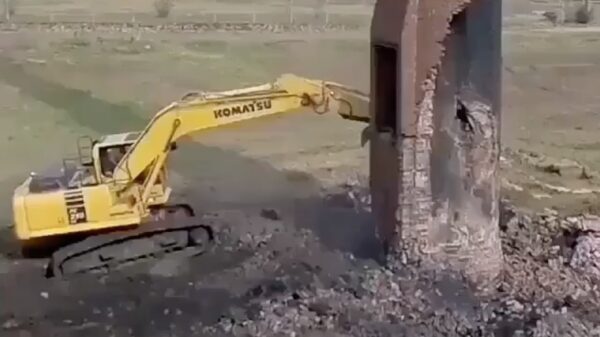 Kraanbestuurder krijgt versgesloopte schoorsteen op z'n dak