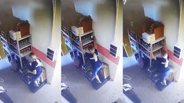 Medewerkster op slippers moet nét iets van de bovenste plank hebben