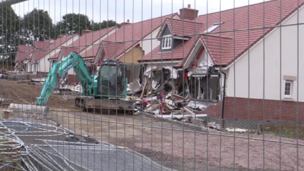 Bouwvakker sloopt net gebouwde villa's met kraan omdat hij niet betaald kreeg