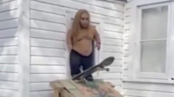 Pro-skateboader doet zieke drop-in