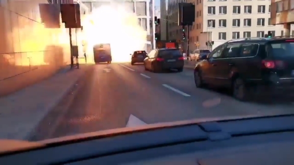 Zweedse bus ontploft nadat deze een te lage tunnel inrijdt