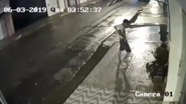 Vandaal krijgt lading karma op z'n bakkes als hij een plantenbak sloopt