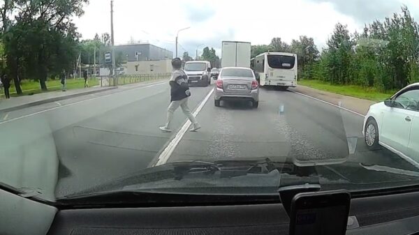 Close call: Russin laat zien dat ze het niet van d'r oerinstinct moet hebben