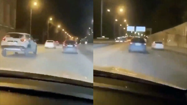 Idioot racet door het verkeer alsof het een computerspelletje is