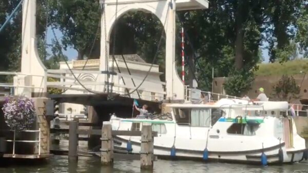 Bootje vaart lekker door terwijl de Lange Vechtbrug nog niet open is