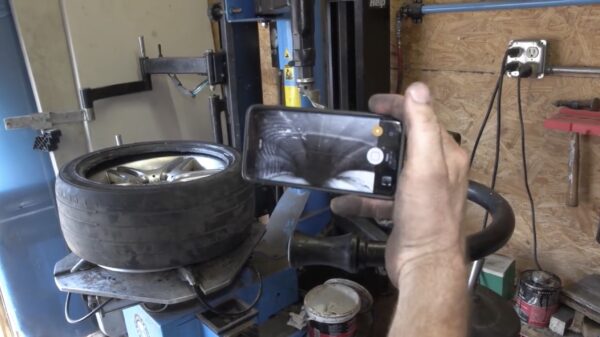 Wat zou er gebeuren als je een GoPro in een autoband stopt?