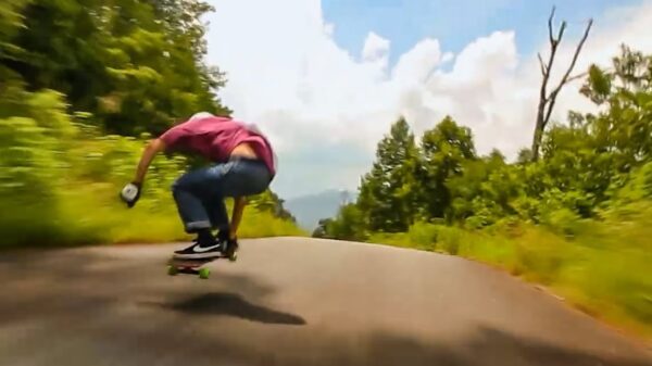 Longboarder Cole Trotta doet BIJNA alles goed tijdens spectaculaire downhill