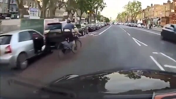 Fietser komt onder auto dankzij onoplettende automobilist