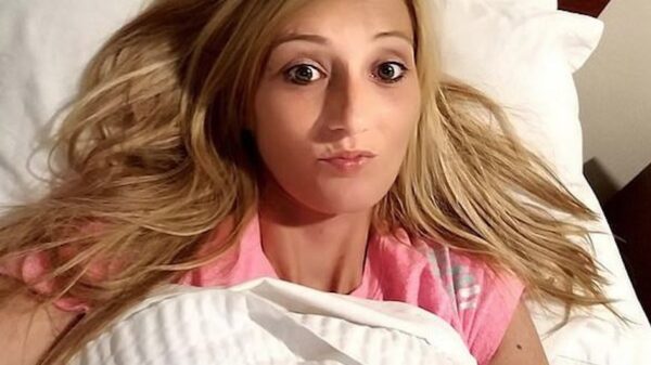 Bizar: 28-jarige moeder van het jaar gaat op vakantie en laat vijf koters alleen achter