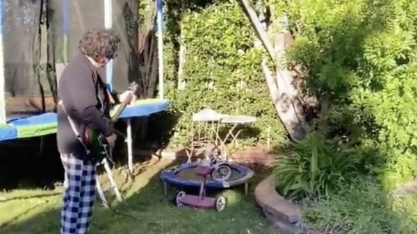 Gitarist neemt wraak op buren die om 07:00 een tuinman herrie laat maken