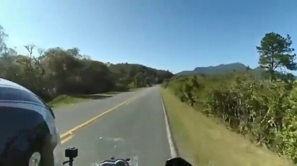 Motorrijder wordt ingehaald door een iets te sportief rijdende pickup-truck