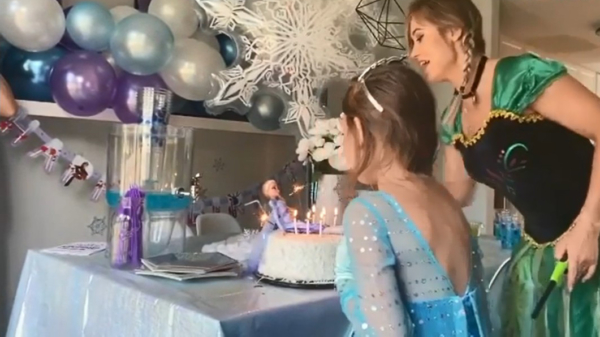 Elsa ziet haar verjaardagsfeestje langzaam in vlammen opgaan