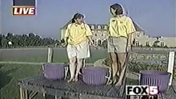 Web classic: verslaggeefster maakt op live-tv een pijnlijke smakker terwijl ze druiven plet