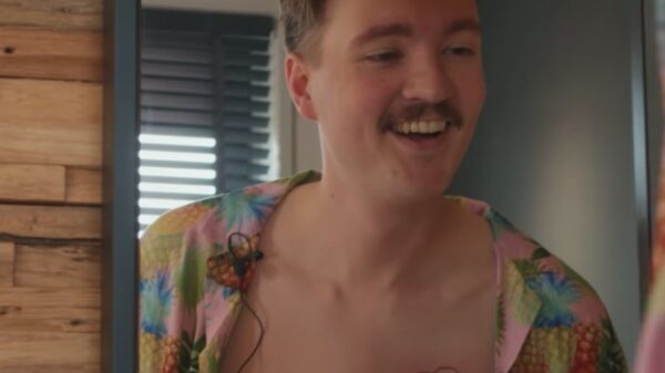 Bram Krikke loopt nu rond met een zeer bijzondere tatoeage boven z'n tepel