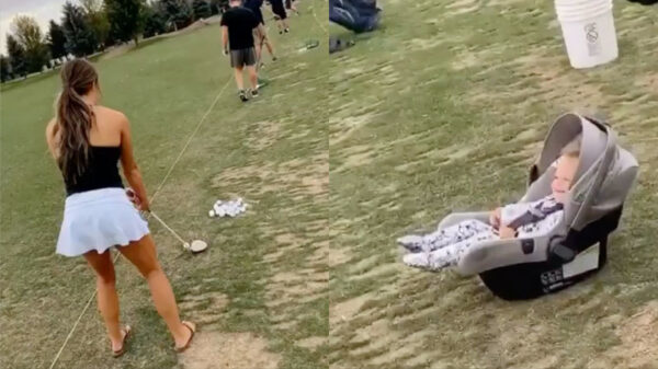 Mama aanmoedigen tijdens haar eerste golfles