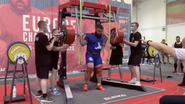 OUCH: powerlifter Aleksandr Sedykh kan op zoek naar nieuwe knieën