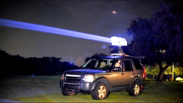 Met een laser van 200 Watt op je dak maak je een dikke lichtshow