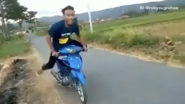 Scooterbink maakt eerste wheelie én een schorpioen