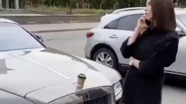 Vrouw kan een nieuw bakje koffie bestellen