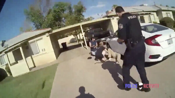 Politieagenten redden klemzittende man als zijn krik het begeven heeft