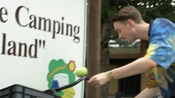 Bram Krikke maakt heerlijke video met verkeershufter Maarten van Rossem