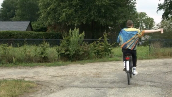 Bram Krikke maakt heerlijke video met verkeershufter Maarten van Rossem