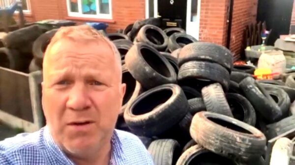 Barmhartige Samaritaan brengt 400 autobanden terug naar illegale dumper