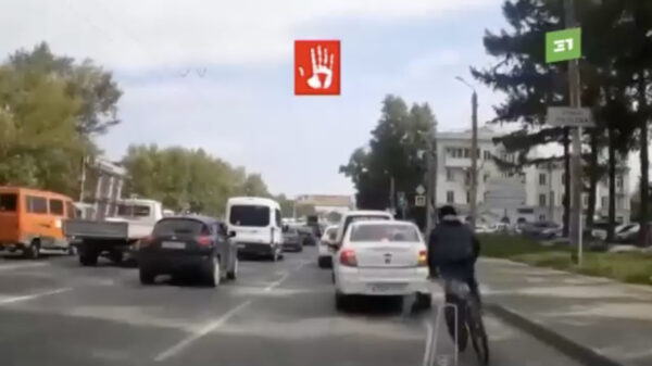 Fietser let even niet op en kopstoot achterruit van stilstaande auto