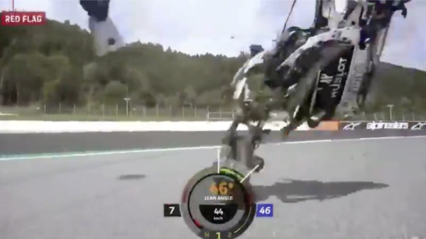 Harde crash in de MotoGP-race van Oostenrijk; Rossi op haar na geraakt