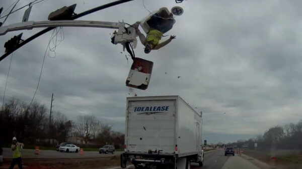 Vrachtwagen schat hoogte verkeerd in en ramt wegmedewerker in hoogwerker