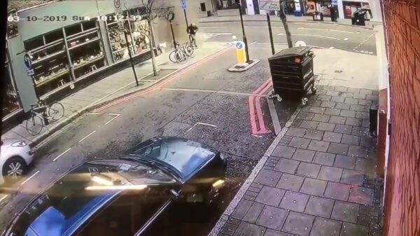 Enorme geluksvogel krijgt vallende gevel nét niet op zijn dak