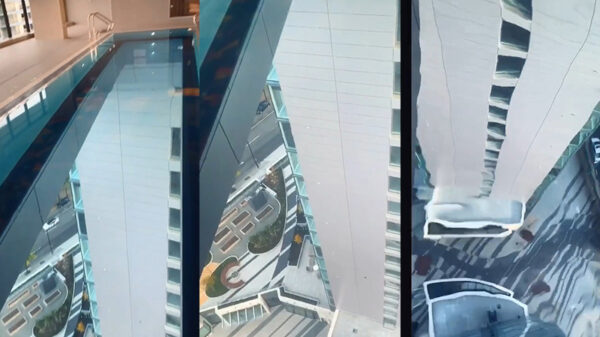 Zou jij een baantje in dit zwembad met doorzichtige bodem durven trekken?