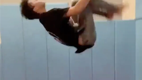 Leuke trampoline-variant op een standaard backflip