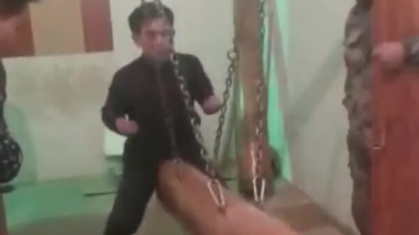 Kungfu-master heeft waarschijnlijk enorme jeuk aan zijn ballen