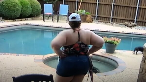 Bertie helpt haar hondje het zwembad in