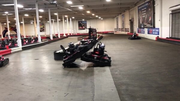 Waarom het knap gevaarlijk is om midden op de kartbaan te stoppen