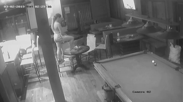 Dronken dame maakt harde klapper tijdens sensueel tafeldansje