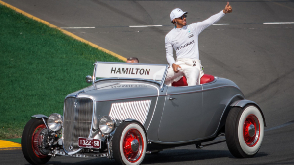 Engelsman legt haarfijn uit waarom Lewis Hamilton een hypocriete zak is
