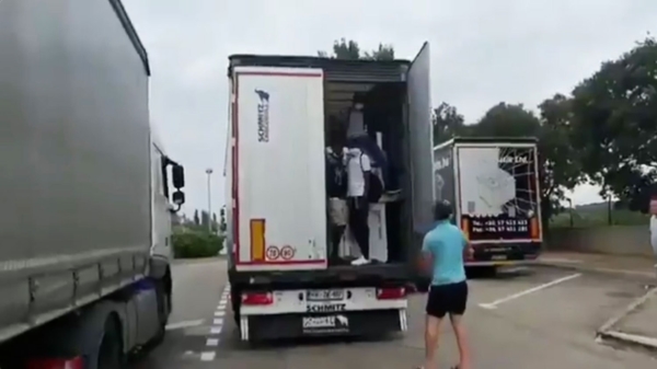 Sloveense chauffeur ontdekt illegale immigranten in zijn vrachtwagen