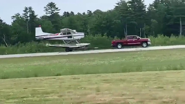 Watervliegtuig met drijvers stijgt op vanaf een aanhangwagen