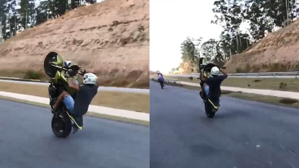 Motorbink vergeet vooruit te kijken als hij er een wheelie uit gooit