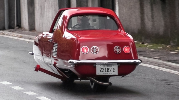 Bizarre tweewiel-auto Gyro-X bleef in 1967 al keurig in balans