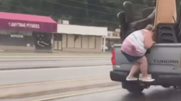 Moeder zit vast met hand, dochter rijdt weg met pickup-truck